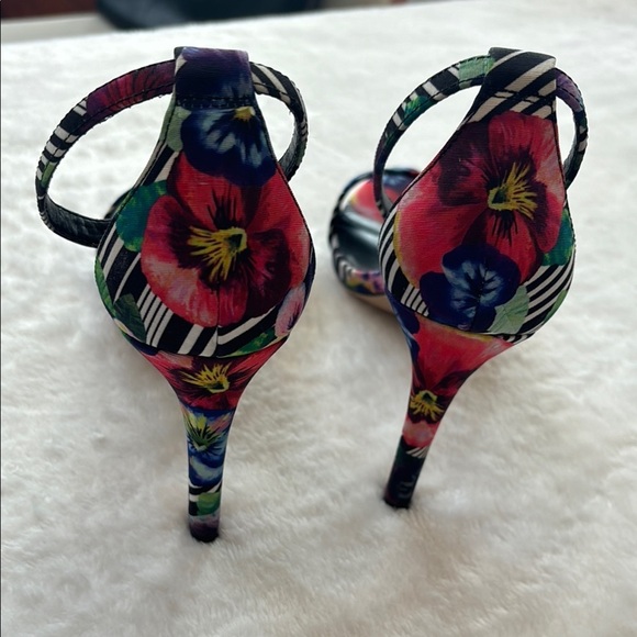 Size 8 Aldo floral 3.5” Heels pumps with Ankle Straps - Picture 5 of 11